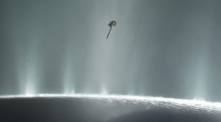 cassini-plume.jpg