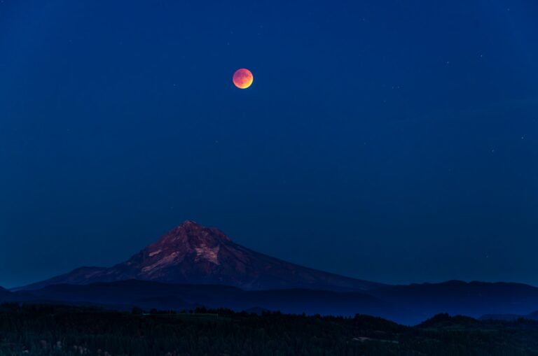 lunar-eclipse-mountain.jpg