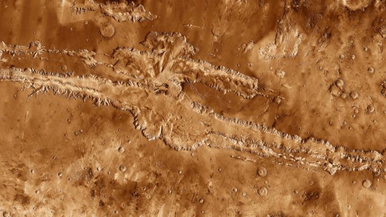 1920px-016vallesmarineris-750.jpg