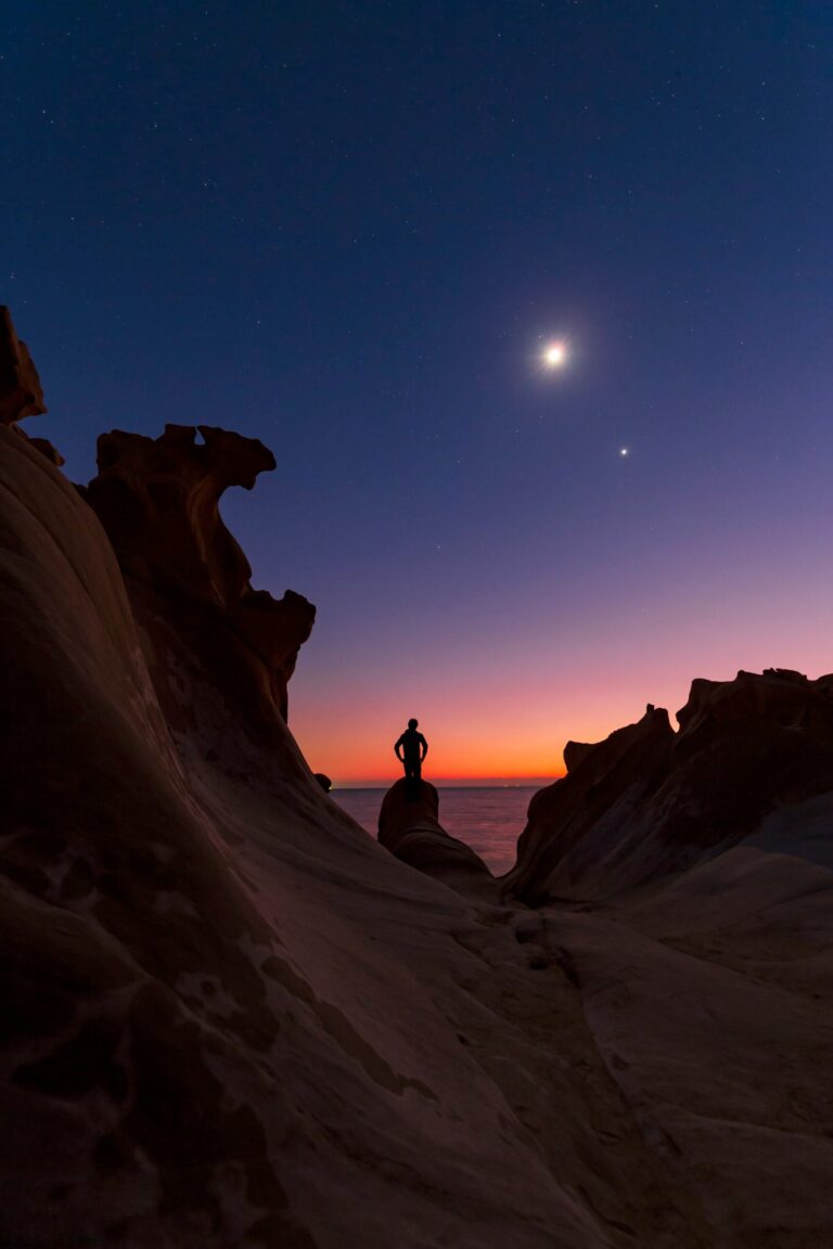 Asaluyeh42_Moon_Venus_Saturn_Conjunction_Twilight_Beach_Coast-scaled.jpg