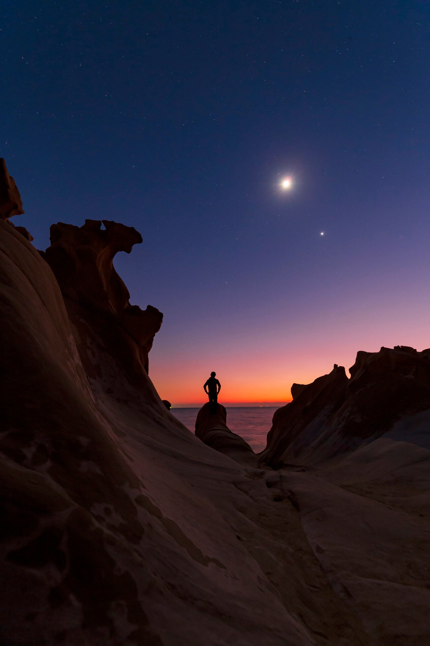 Asaluyeh42_Moon_Venus_Saturn_Conjunction_Twilight_Beach_Coast-scaled.jpg