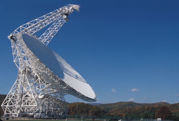 Image of a radio telescope located at the Green Bank Observatory. (Credit: National Radio Astronomy Observatory)
