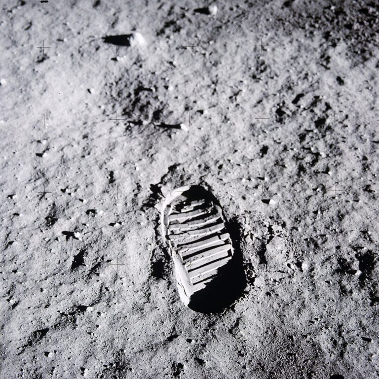 1079px-Buzz_Aldrins_bootprint_on_the_Moon_AS11-40-5877_20250725_122016.jpg