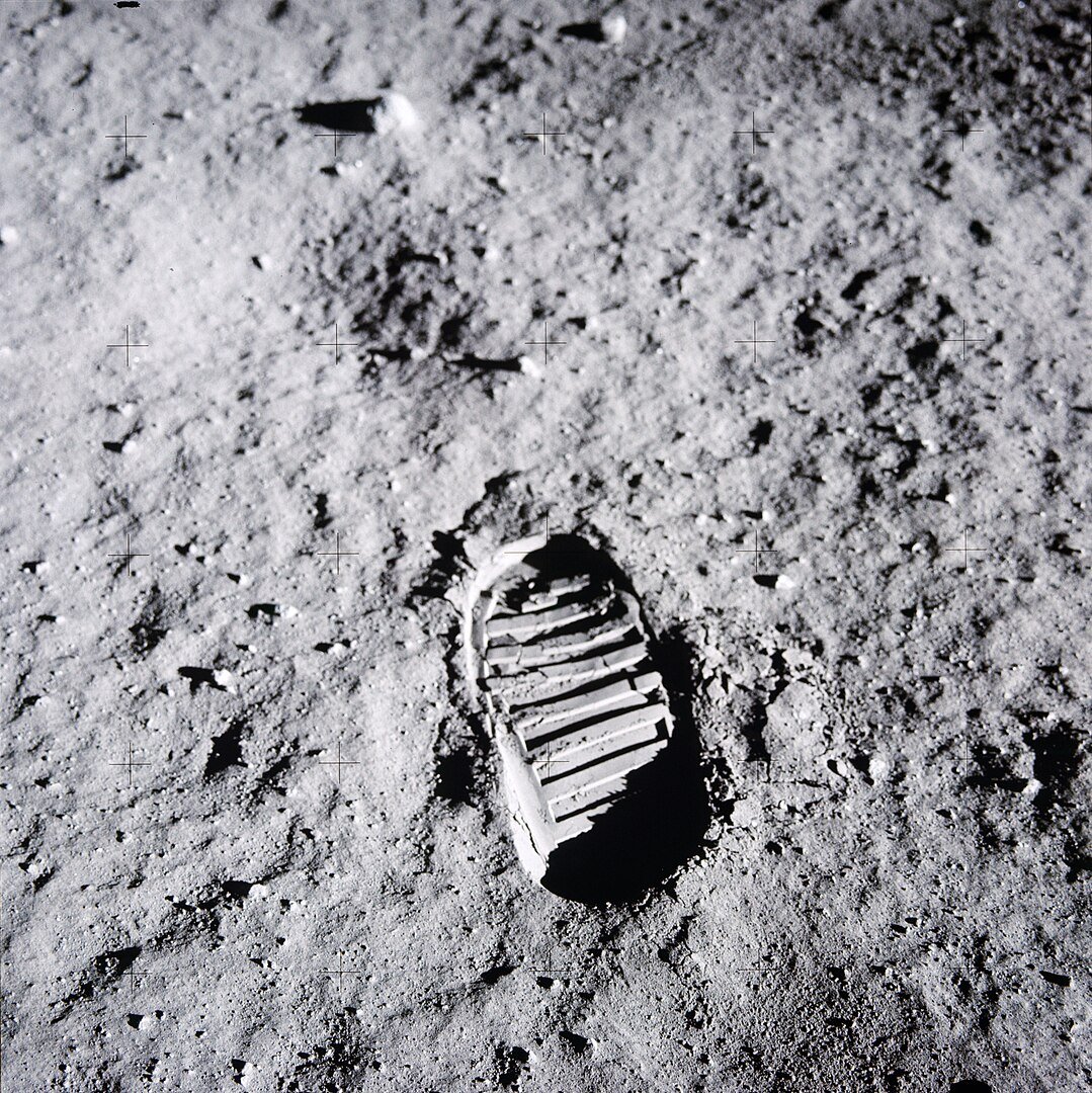 1079px-Buzz_Aldrins_bootprint_on_the_Moon_AS11-40-5877_20250725_122016.jpg