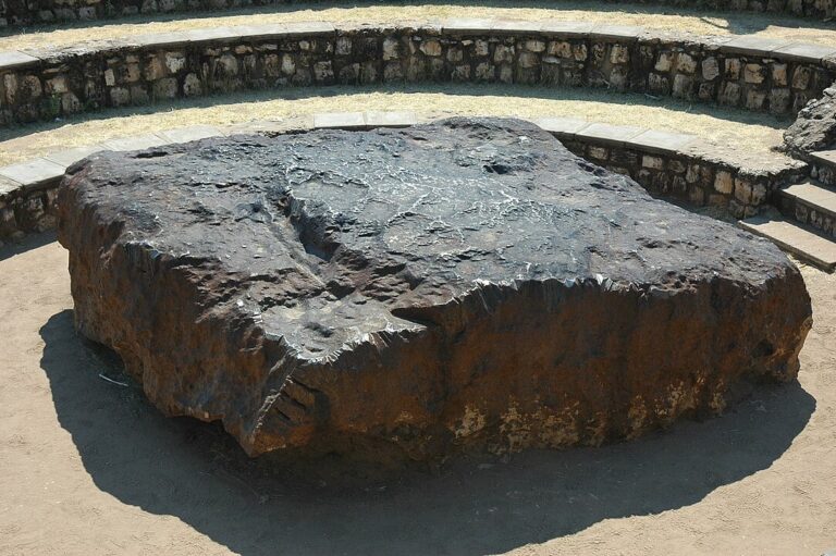 1083px-Namibie_Hoba_Meteorite_05_20250829_074115.JPG