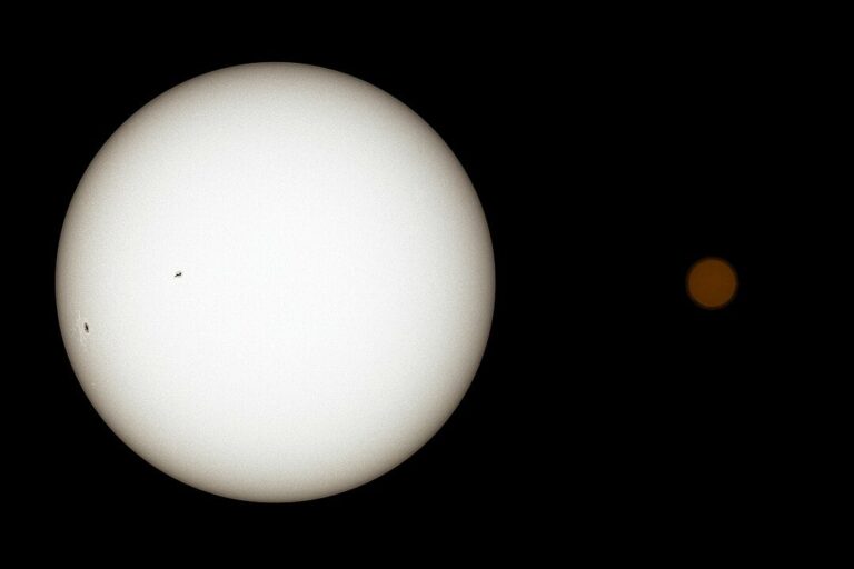 1080px-The_Sun_and_TRAPPIST-1_20250911_160637.jpg