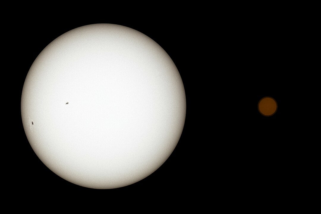 1080px-The_Sun_and_TRAPPIST-1_20250911_160637.jpg