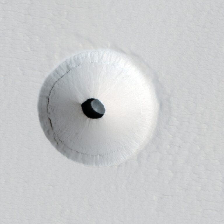 Pavonis_Mons_lava_tube_skylight_crop_20250913_175400.jpg