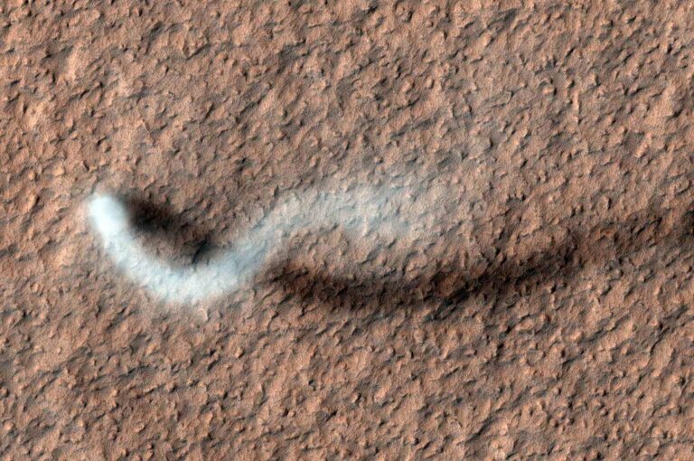 1085px-The_Serpent_Dust_Devil_on_Mars_PIA15116_20251130_224456.jpg