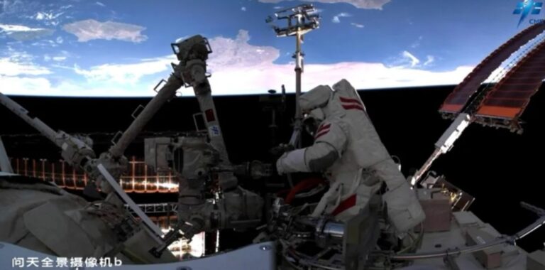 Shenzhou20-EVA2-wentian-cameraB-26june2025-CMSEO.jpg