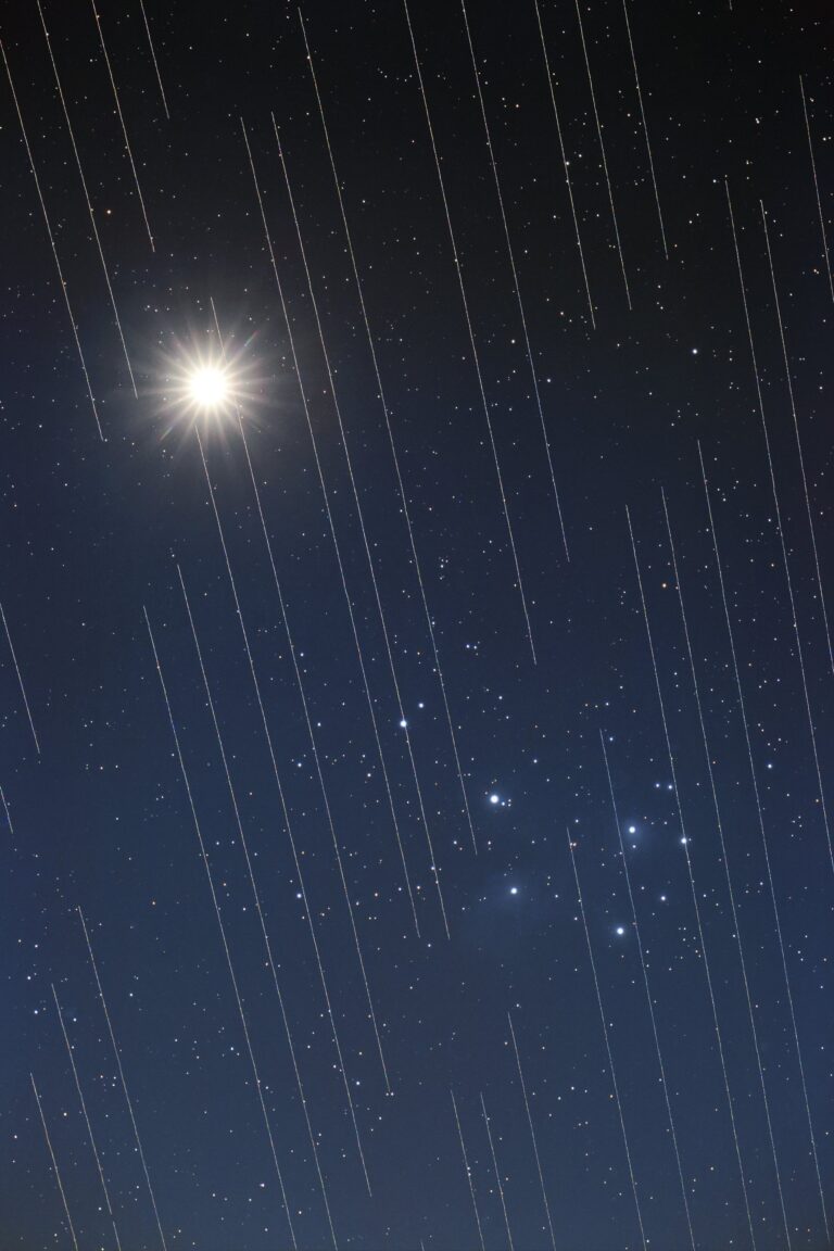 Starlink_in_front_of_the_Pleiades_noirlab2206c_20251121_144854.jpg