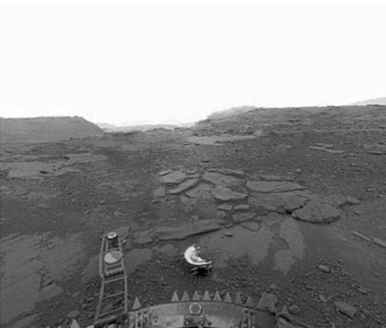 Surface_of_Venus_seen_by_Venera_13_pillars_20251103_183844.jpg