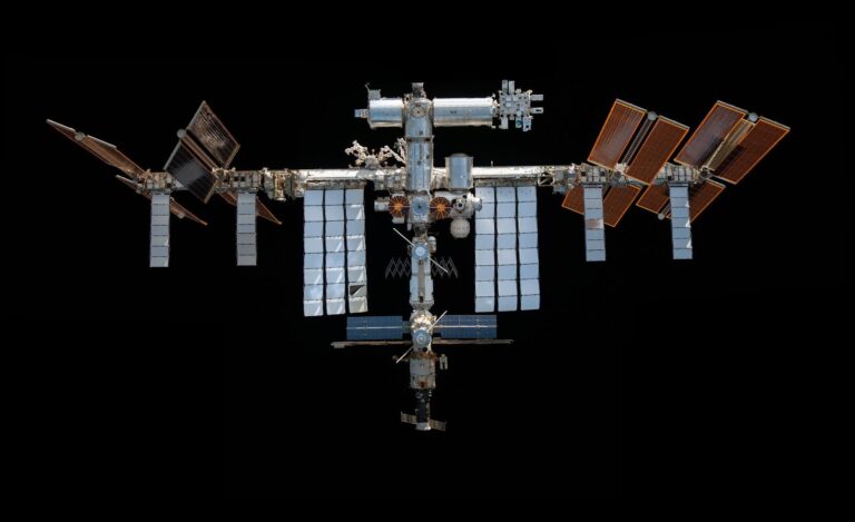 The_station_pictured_from_the_SpaceX_Crew_Dragon_1_20251125_102351.jpg