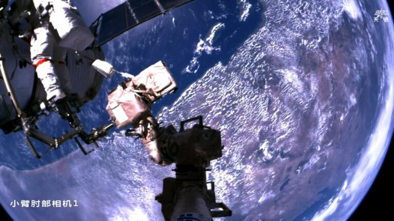 Shenzhou21-EVA1-9dec2025-CMSEO.jpg
