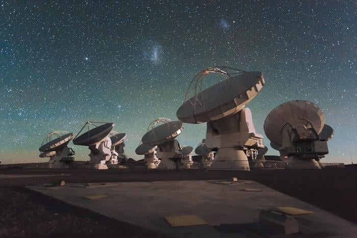 Low-Res_ALMA_unter_Magellanschen_Wolken_cESO.C.Malin_christophmalin.com_web_20260101_235535.jpg
