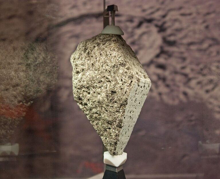 960px-Lunar_Olivine_Basalt_15555_from_Apollo_15_in_National_Museum_of_Natural_History_20260302_093204.jpg