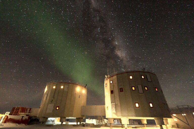Aurora_Australis_over_Concordia_base_pillars_20260426_144128.jpg