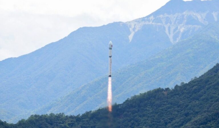 CZ2D-satellite-internet-test-satellites-XSLC-24april2026-CASC.jpg