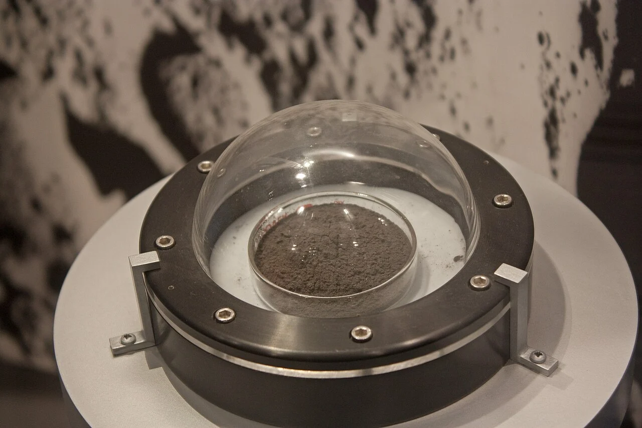 A sample of lunar regolith (70050), collected during the Apollo 17 mission. CC BY-SA 3.0 Wknight94