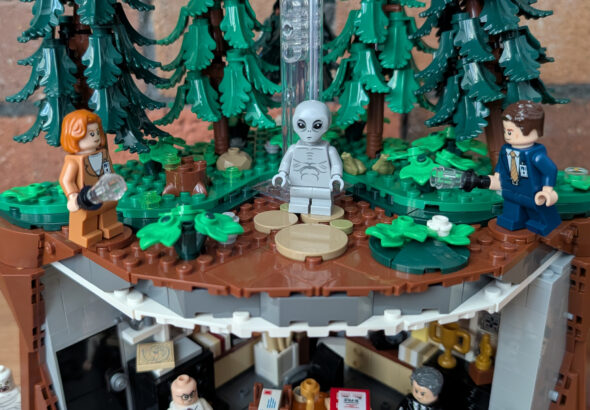 Picture of the Lego The X-Files set