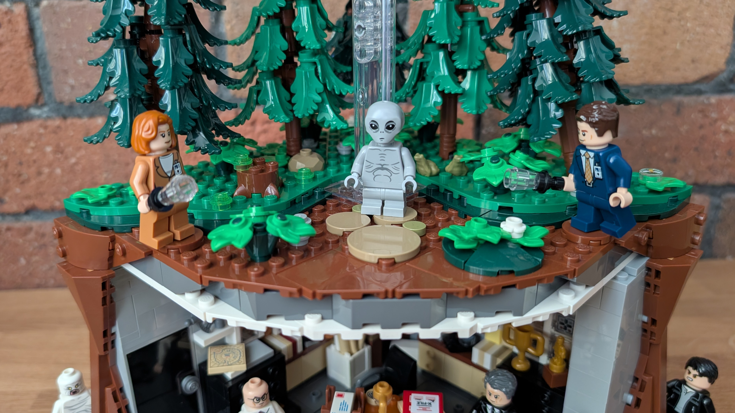 Picture of the Lego The X-Files set