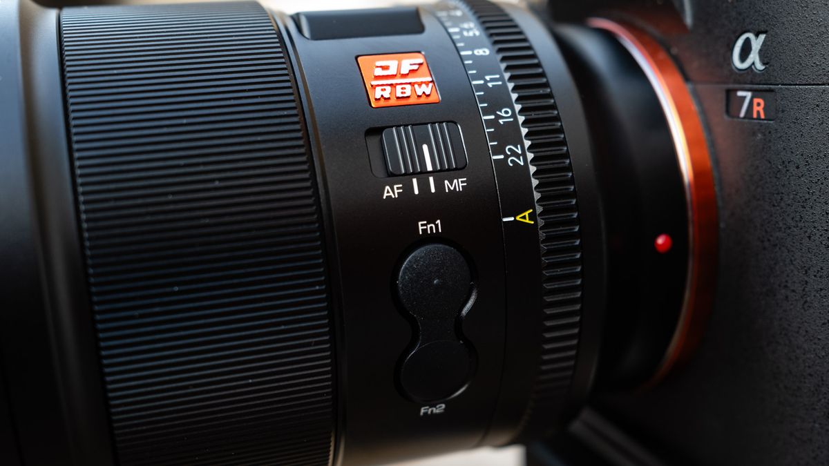 Viltrox AF 16mm f/1.8 FE controls close up